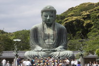 Crowds going at the Buddha